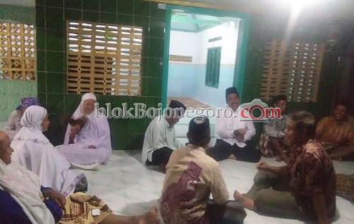 Kang Bas Sapa Jemaah di Mayangkawis